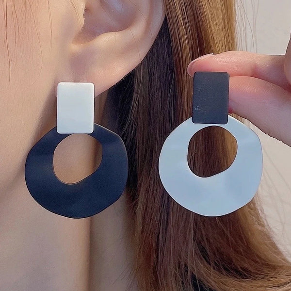 Asymmetric Hollow Round Earrings Black White Contrasting Colors Circle Drop Earrings Women Simple Geometry Statement Jewelry